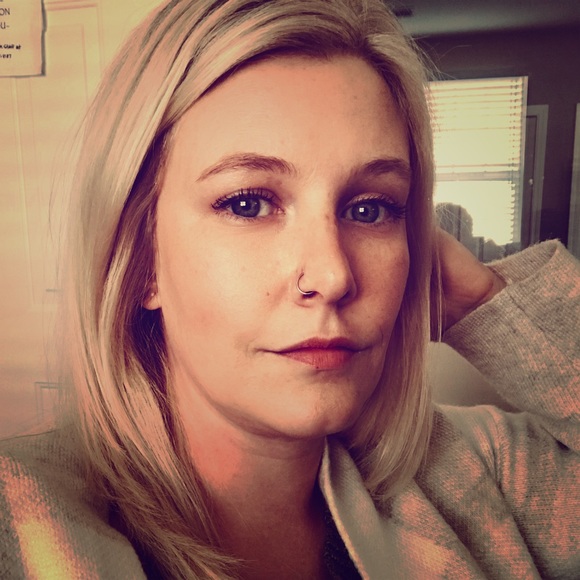 Meet your Posher, Jenn - Picture 2 of 3